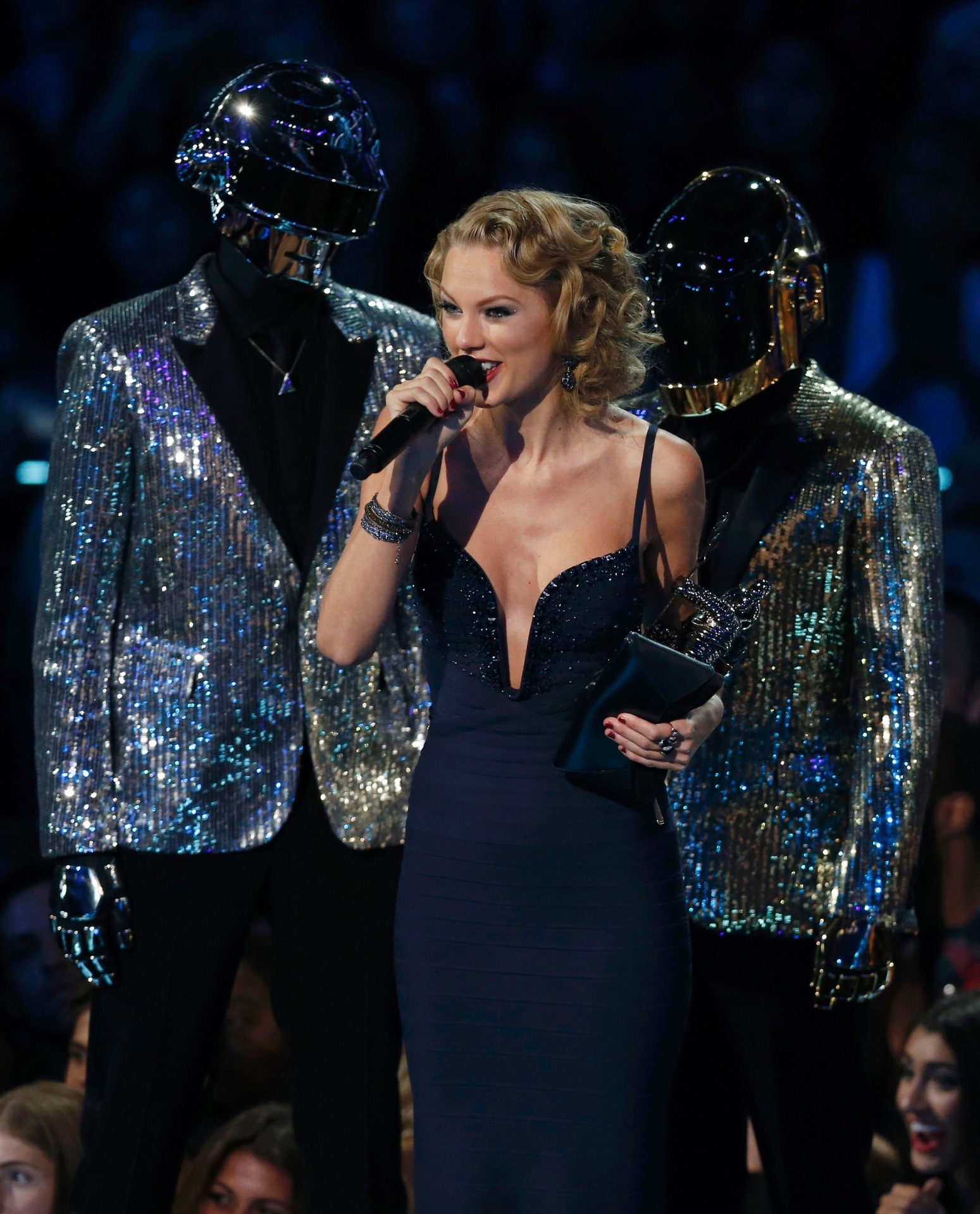 25.ago.2013 - Taylor Swift recebeu o prêmio de melhor vídeo feminino por "I Knew You Were Trouble" (Eu sabia que você era problema, em tradução livre). Ao agradecer pelo prêmio, a cantora deu uma alfinetada no ex-namorado, o cantor Harry Styles. - Eric Thayer/Reuters