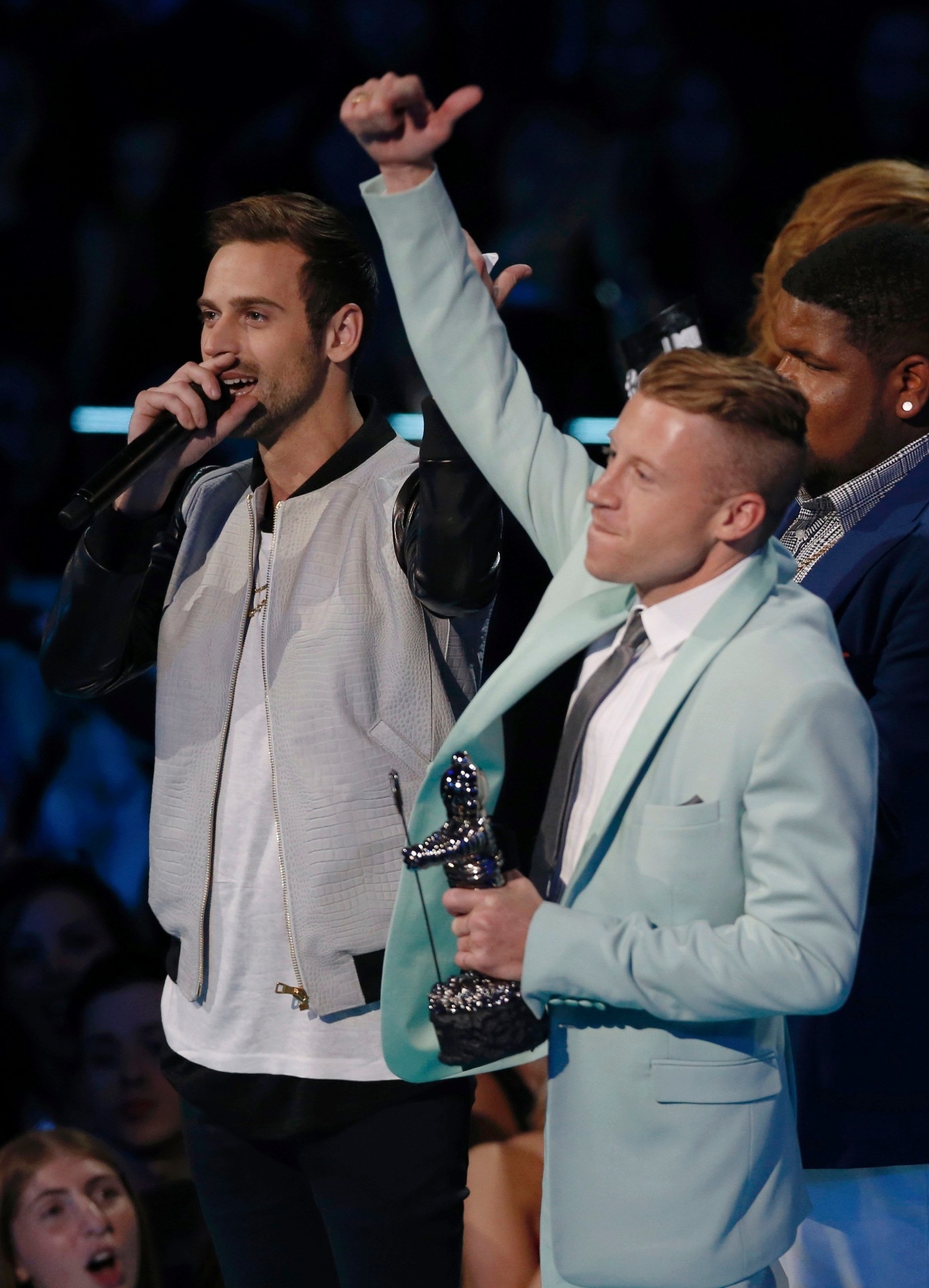 25.ago.2013 - A dupla Macklemore & Ryan Lewis venceu a categoria melhor vídeo com mensagem social do VMA 2013 com "Same Love", que virou um hino a favor do casamento igualitário. No discurso, eles afirmaram que "os direitos gays são os direitos humanos, não há separação" - Eric Thayer/Reuters