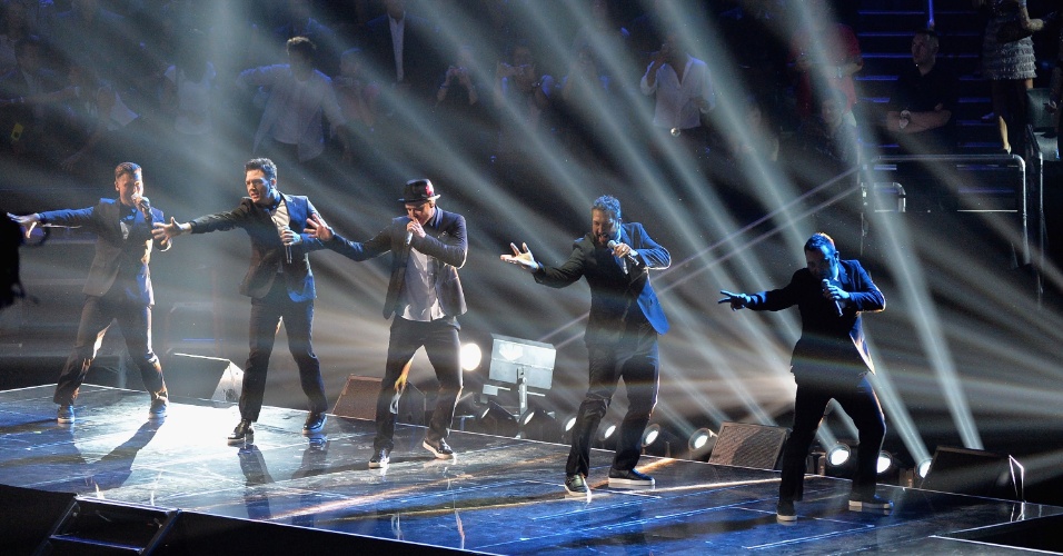 25.ago.2013 - A participação dos ex-companheiros de 'N Sync durou cerca de dois dos 15 minutos da apresentação de Justin Timberlake no Video Music Awards