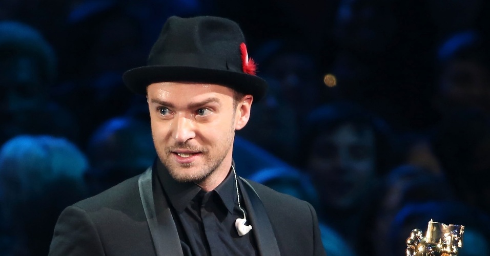 25.ago.2013 - Ao receber o prêmio Vanguarda Michael Jackson, Justin Timberlake brincou: "Eu não mereço esse prêmio, mas não vou devolver". Ele agradeceu a todos os diretores de seus clipes e aos ex-colegas de 'N Sync, que participaram de sua apresentação instantes antes