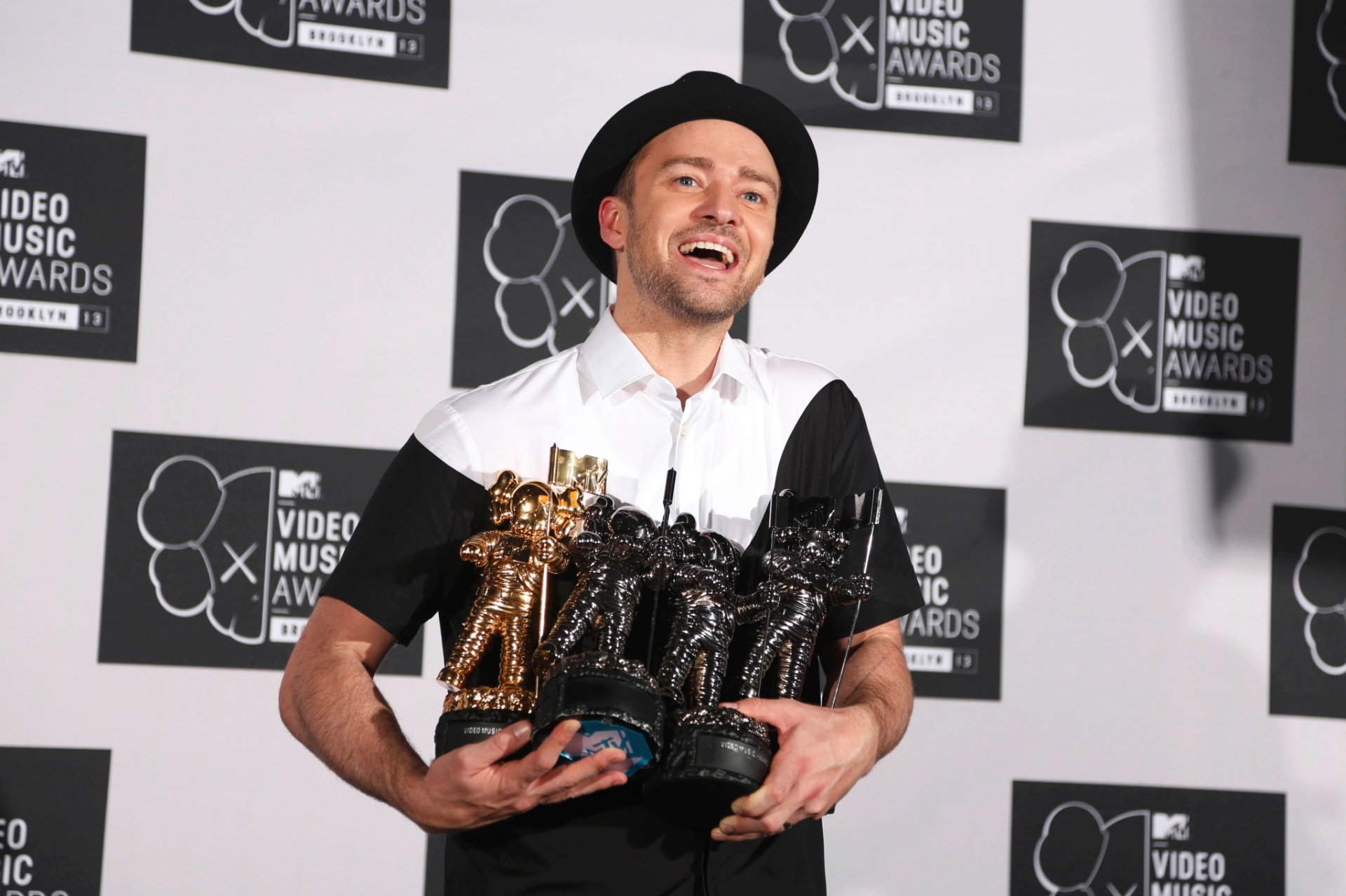 25.ago.2013 - Justin Timberlake posa com seus prêmios do Video Music Awards 2013. Ele recebeu o prêmio Vanguarda Michael Jackson pela carreira (troféu dourado), e três prêmios relevados durante o evento: Vídeo do Ano e Edição por "Mirrors" e Direção por "Suit & Tie" - Carlo Allegri/Reuters