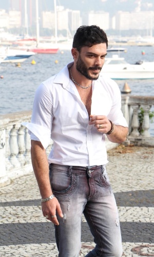 25.ago.2013 - Kiko Pissolato, o motorista Maciel de "Amor à Vida", fez ensaio para uma marca de roupas masculinas no bairro da urca, zona sul do Rio