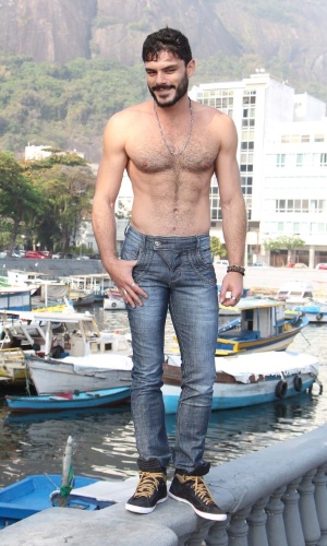 25.ago.2013 - Kiko Pissolato, o motorista Maciel de "Amor à Vida", fez ensaio para uma marca de roupas masculinas no bairro da urca, zona sul do Rio. Sem camisa, o ator exibiu o corpo em forma