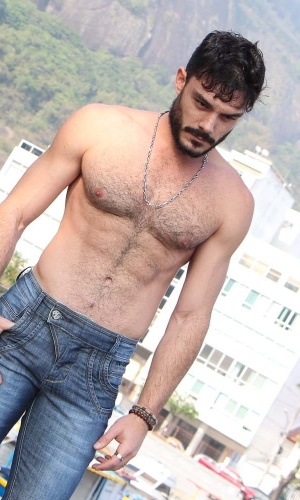 25.ago.2013 - Kiko Pissolato, o motorista Maciel de "Amor à Vida", fez ensaio para uma marca de roupas masculinas no bairro da urca, zona sul do Rio. Sem camisa, o ator exibiu o corpo em forma