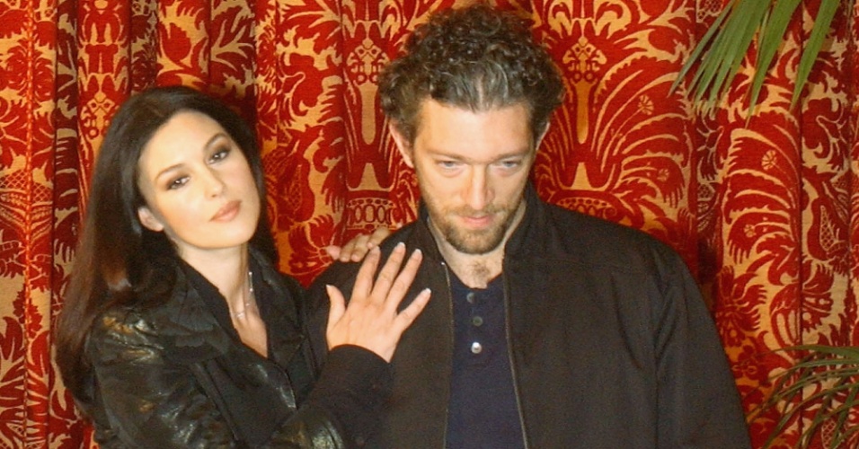 29.out.2004 - Monica Bellucci e Vincent Cassel comparecem juntos à pré-estreia do filme "Secret Agentes", no qual contracenam juntos