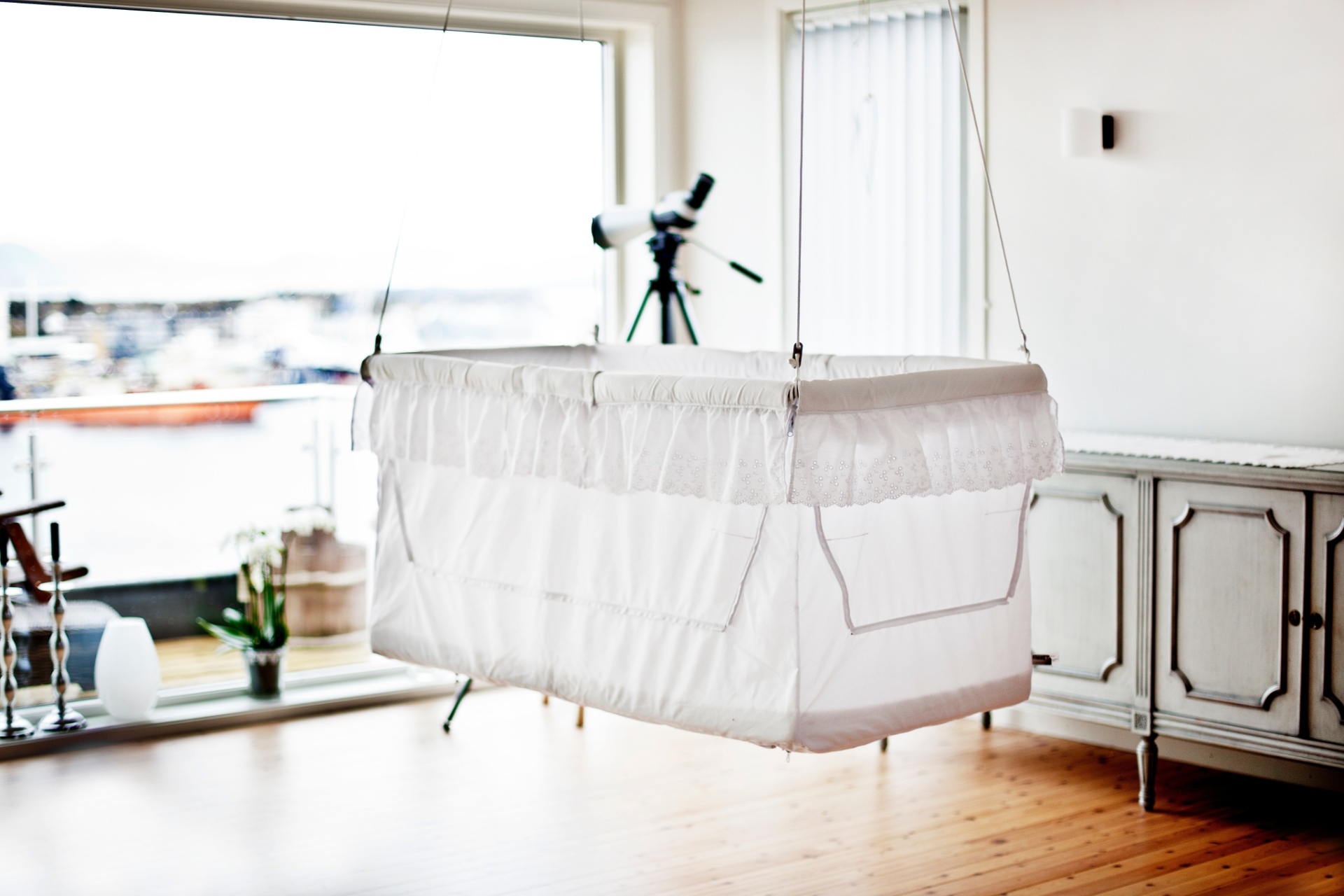 Da Flexicrib (www.flexicrib.com) e de fácil desarme para mobilidade, esse produto é uma combinação de berço suspenso para bebê e cama para criança - Divulgação