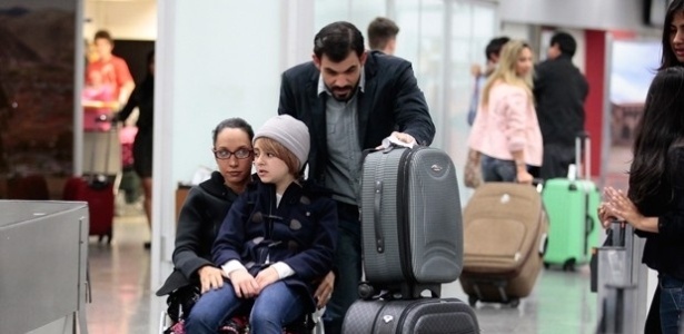 Em "Amor à Vida", Ninho e Alejandra se disfarçam para embarcar com Paulinha