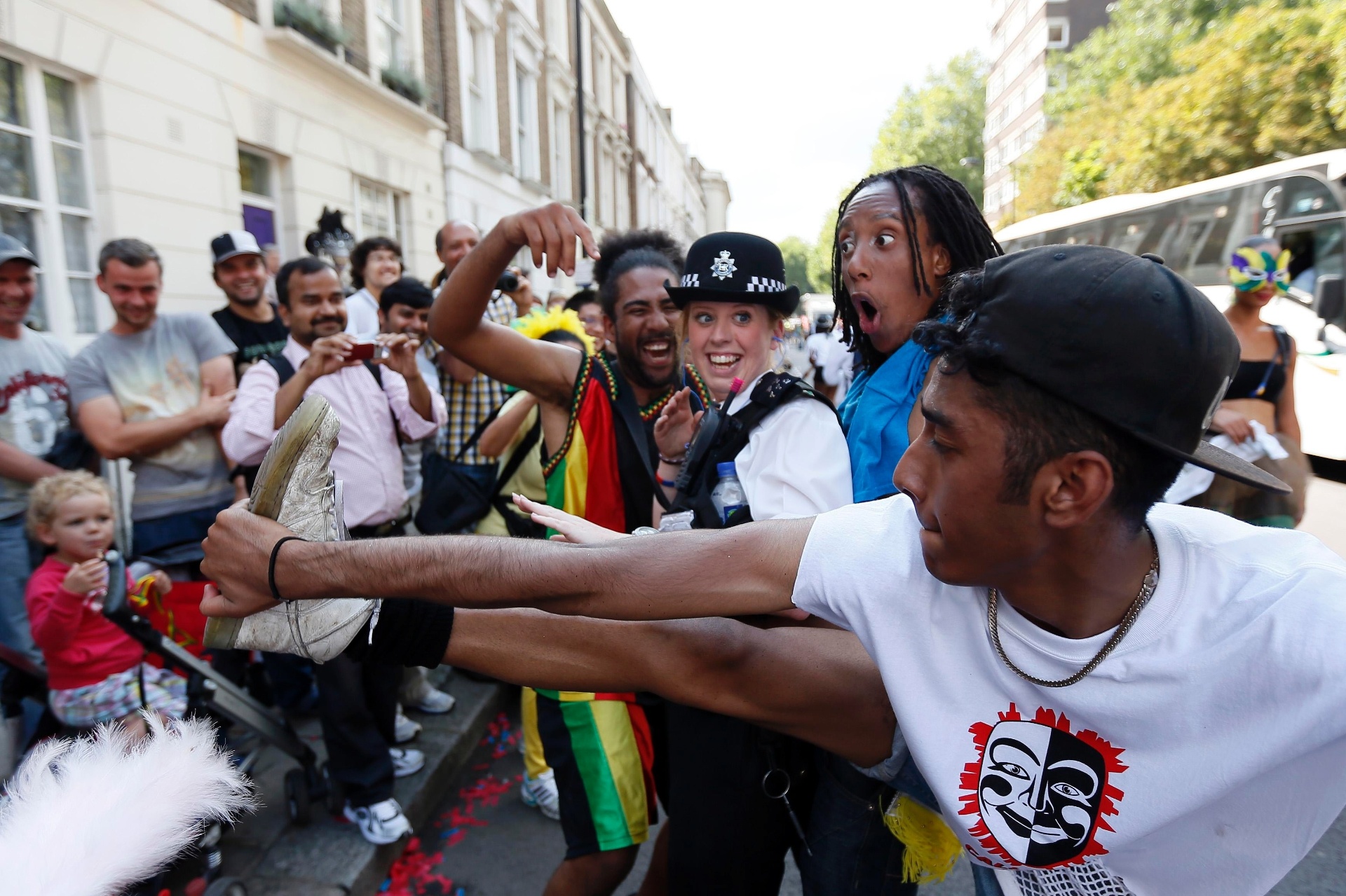 Ruas de Notting Hill, região na parte oeste de Londres, recebem foliões durante o carnaval local - Stefan Wermuth / Reuters