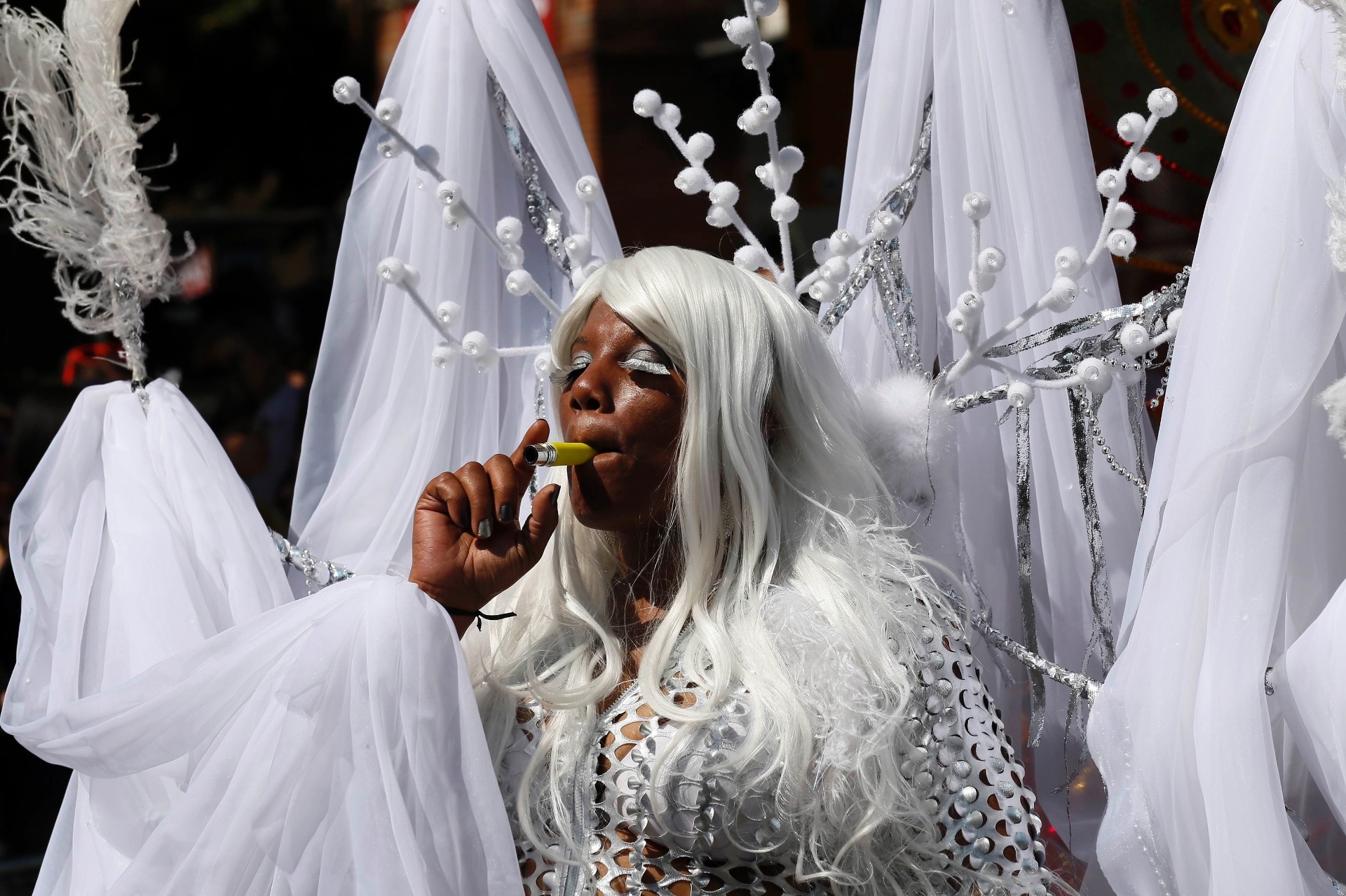 Ruas de Notting Hill, região na parte oeste de Londres, recebem foliões durante o carnaval local - Stefan Wermuth / Reuters
