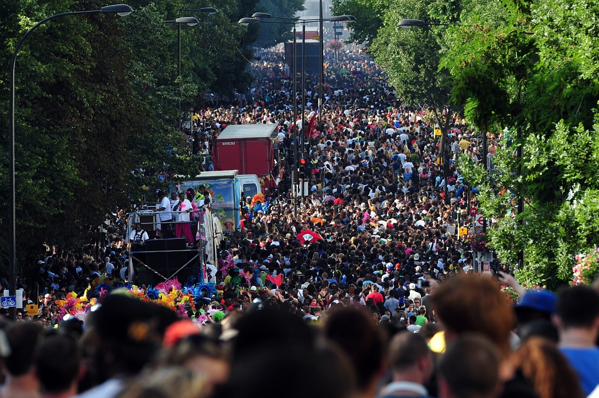 Ruas de Notting Hill, região na parte oeste de Londres, recebem foliões durante o carnaval local - Carl Court / AFP Photo