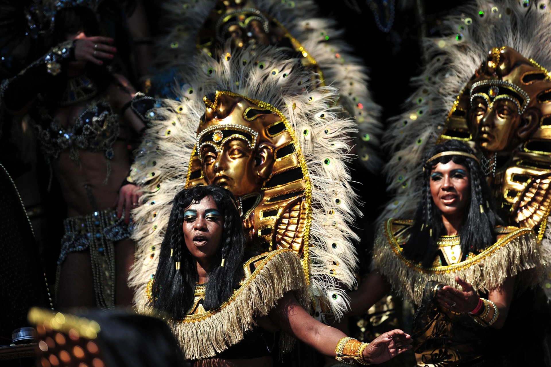 Ruas de Notting Hill, região na parte oeste de Londres, recebem foliões durante o carnaval local - Carl Court / AFP Photo