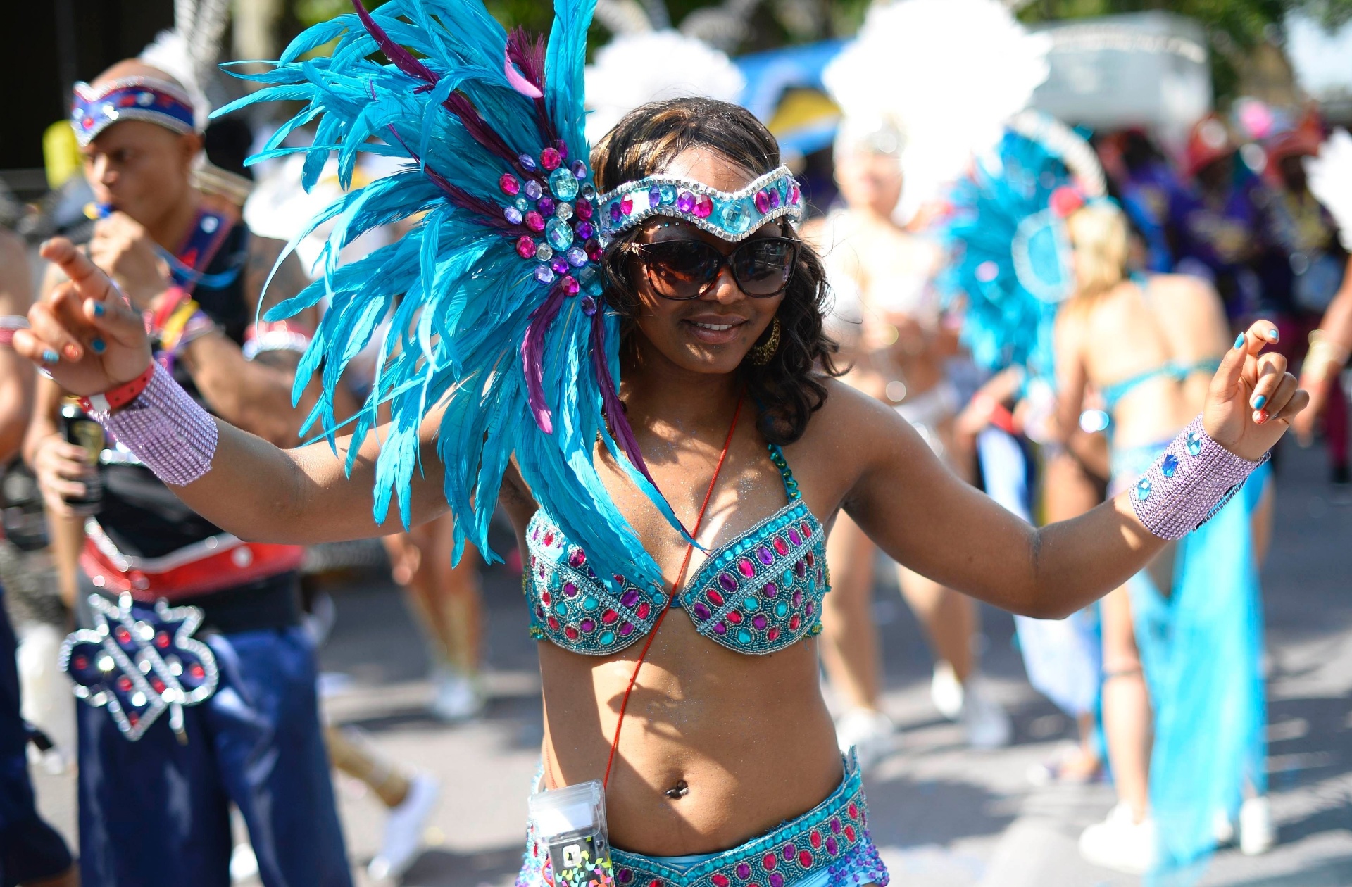 Ruas de Notting Hill, região na parte oeste de Londres, recebem foliões durante o carnaval local - Paul Hackett / Reuters