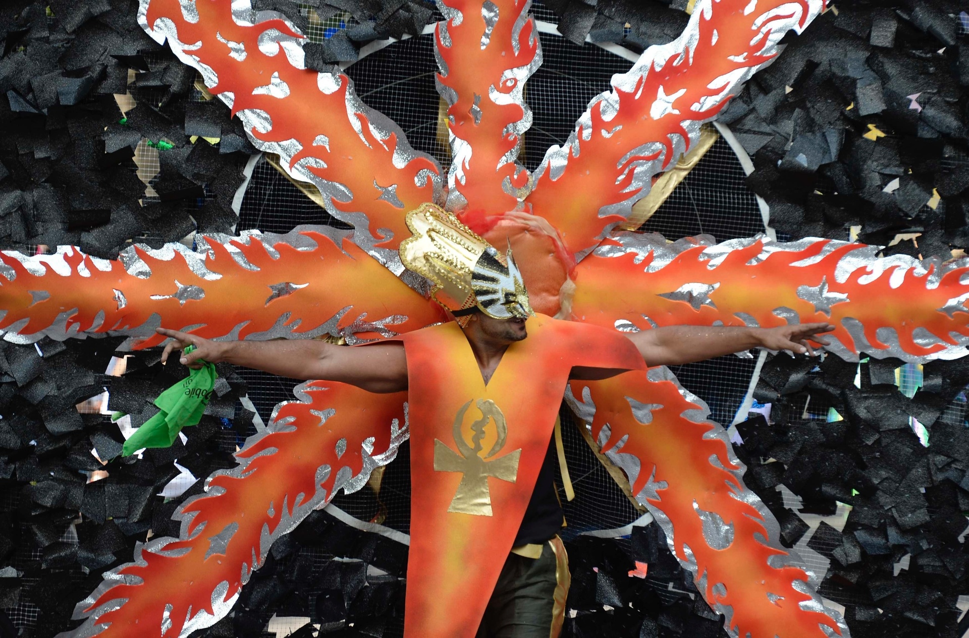 Ruas de Notting Hill, região na parte oeste de Londres, recebem foliões durante o carnaval local - Paul Hackett / Reuters