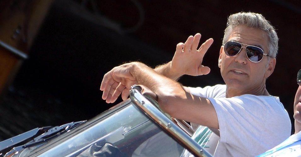 27.ago.2013 - O ator George Clooney chegou a bordo de um barco a Veneza para a 70ª edição do Festival de Cinema que acontecerá até o dia 7 de setembro