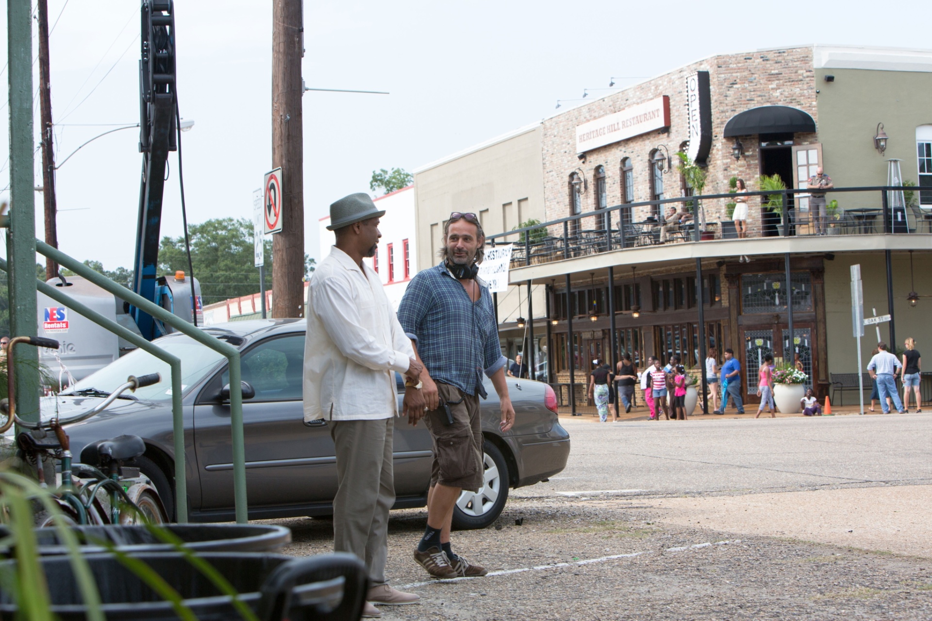 Diretor Baltasar Kormákur passa instruções no set do filme "Dose Dupla", estrelado por Denzel Washington e Mark Wahlberg - Divulgação / Imagem Filmes