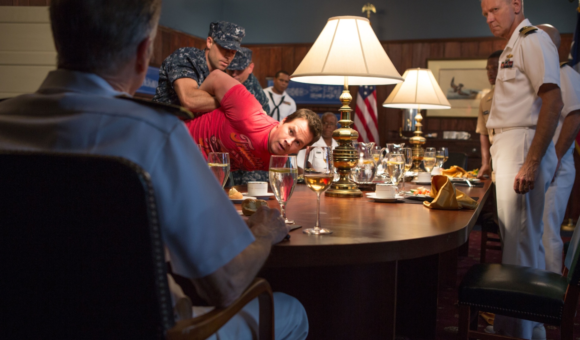 Cena do filme "Dose Dupla", de Baltasar Kormákur, estrelado por Denzel Washington e Mark Wahlberg - Divulgação / Imagem Filmes