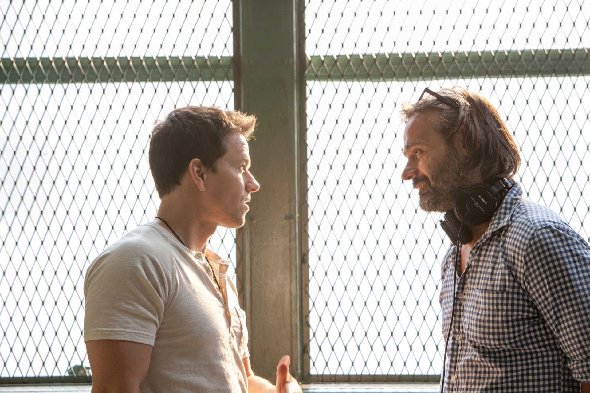 Diretor Baltasar Kormákur passa instruções no set do filme "Dose Dupla", estrelado por Denzel Washington e Mark Wahlberg - Divulgação / Imagem Filmes