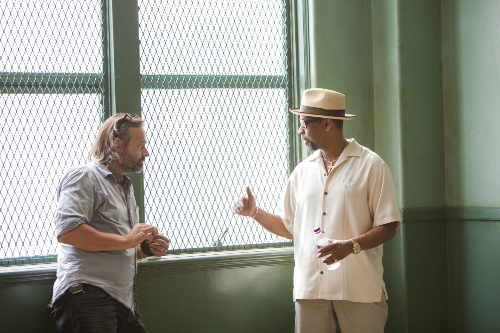 Diretor Baltasar Kormákur passa instruções no set do filme "Dose Dupla", estrelado por Denzel Washington e Mark Wahlberg - Divulgação / Imagem Filmes