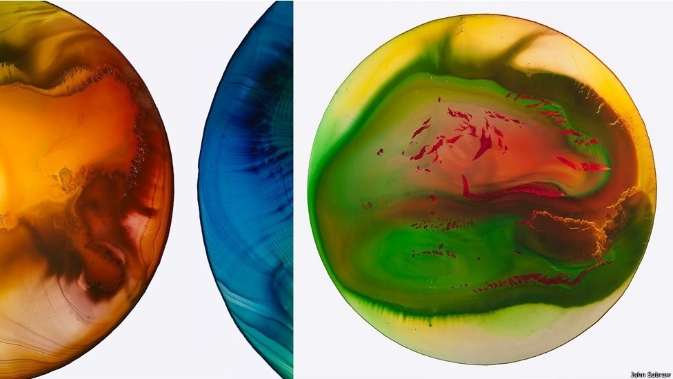 “Dezenas de camadas de cores diferentes misturadas com diferentes viscosidades são justapostas, sobrepostas e mescladas. São então coaguladas para interagir com o ar, a temperatura e a umidade do meio ambiente por dias, semanas e meses", explica o artista - John Sabraw/BBC