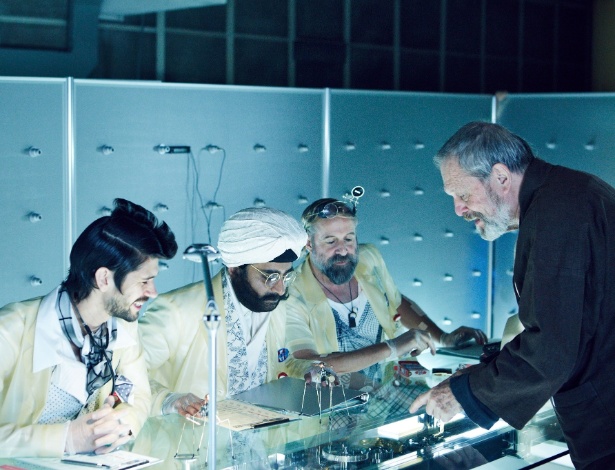 Terry Gilliam (dir.), ex-integrante da trupe de comediantes da série "Monty Python", dá instruções a atores no filme "O Teorema Zero" - Divulgação