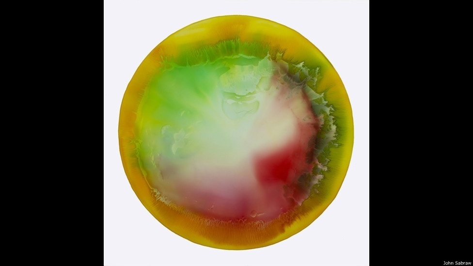 "Essas explorações abstratas focam o fenômeno natural, o ecossistema terrestre como um todo e o nosso papel", diz Sabraw, sobre a sua série Chroma - John Sabraw/BBC