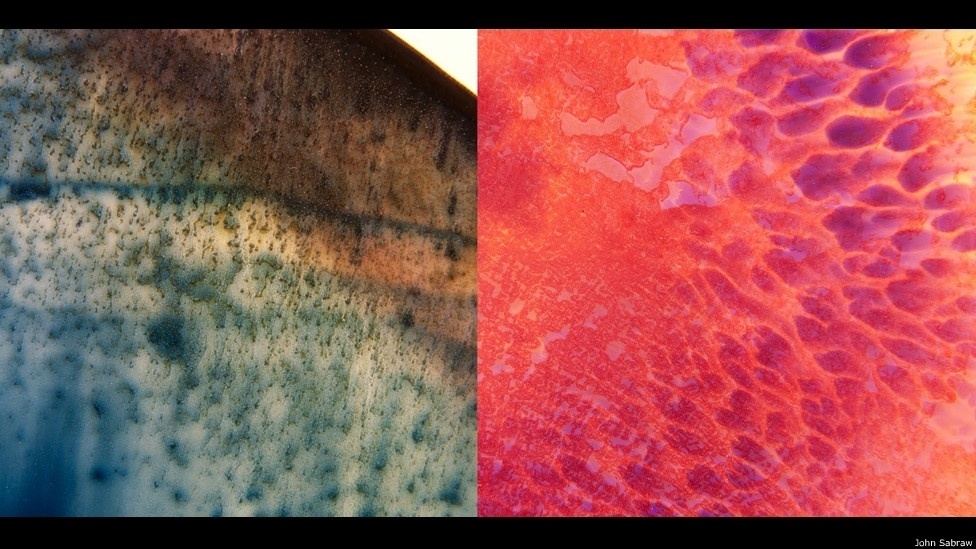 Minério de ferro e outros metais pesados depositados na água deixam o vapor ácido e formam uma lama colorida e brilhante que é tóxica ao ecossistema. Riefler e Sabraw conseguiram retirar os metais da água e extrair o pigmento - John Sabraw/BBC