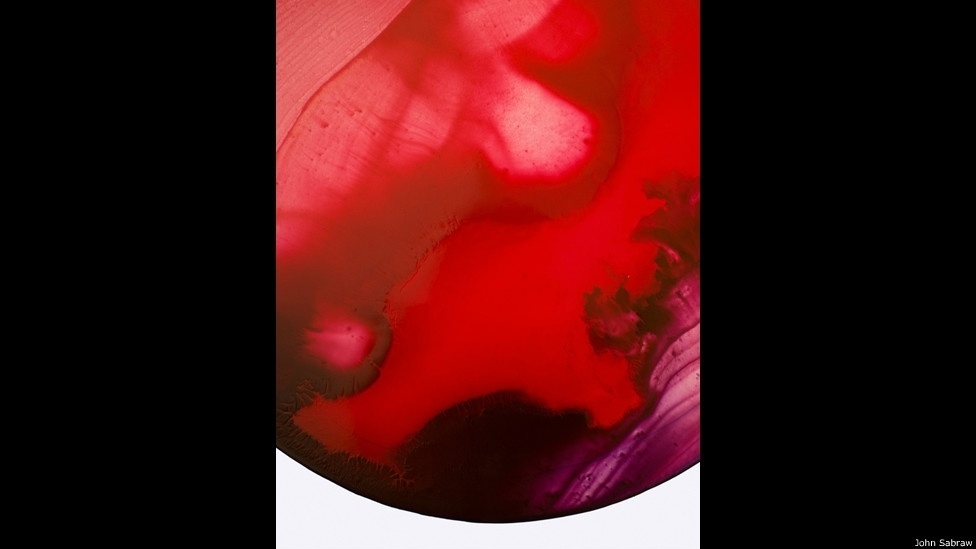 O objetivo final é comercializar algumas das obras e usar a renda na limpeza de espaços degradados pela poluição - John Sabraw/BBC