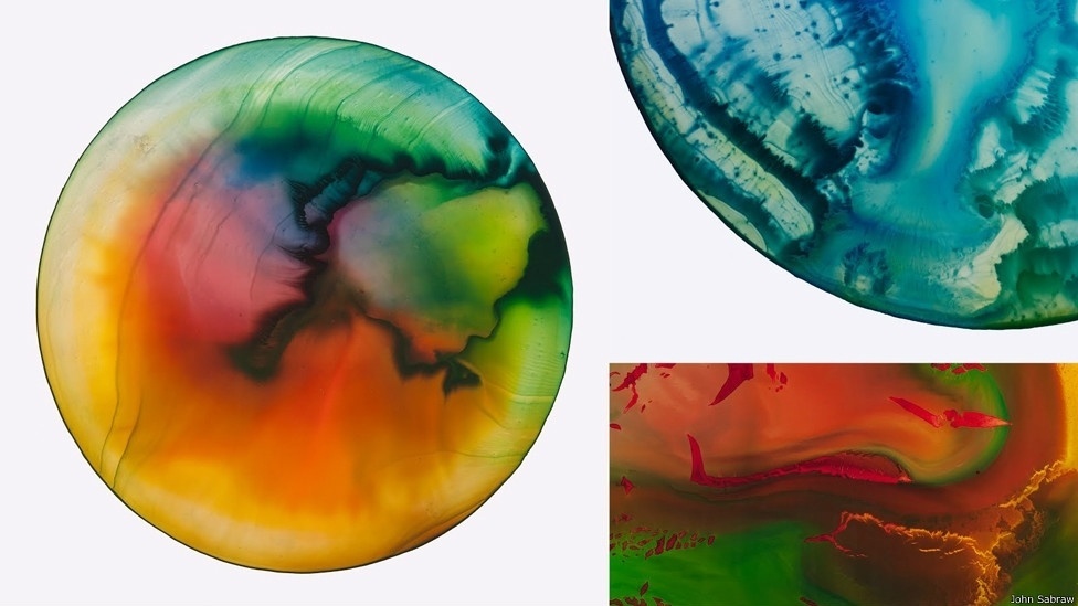 Sabraw também usa outros métodos e materiais para desenvolver arte sustentável. Isso inclui pintura em linho, madeira reciclada e alumínio usado em uma velha serralheria - John Sabraw/BBC