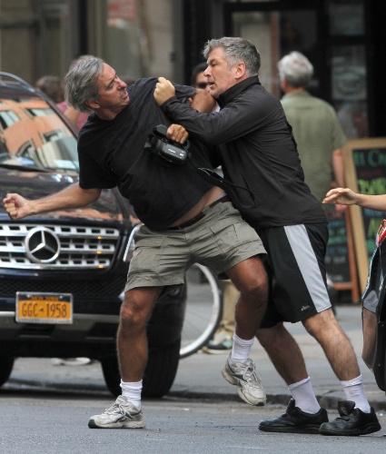 27.ago.2013 - Ao ser empurrado por Alec Baldwin, o paparazzo tenta se defender dos ataques do ator, que se descontrolou ao ser abordado enquanto passeava com a mulher em rua de Nova York