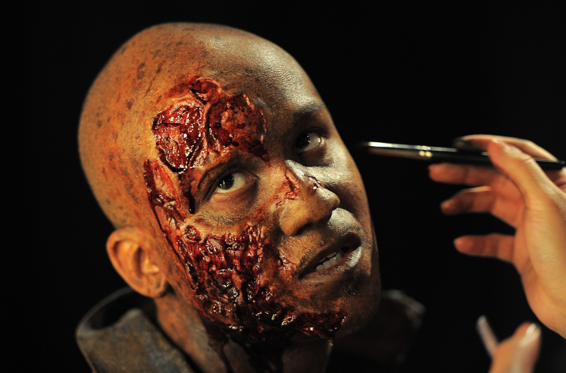 27.ago.2013 - Artista se prepara para a noite de apresentação do Hallowen Horror Nights, na Califórnia, nos Estados Unidos - Joe Klamar/AFP