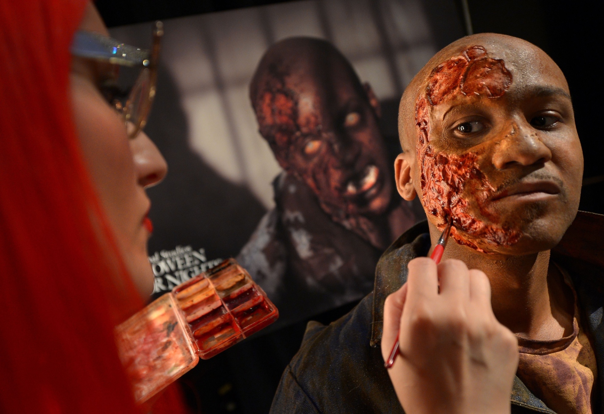 27.ago.2013 - As fantasias e máscaras são inspiradas em filmes e séries de terror da Universal Studios, gigante mundial da indústria do entretenimento - Joe Klamar/AFP