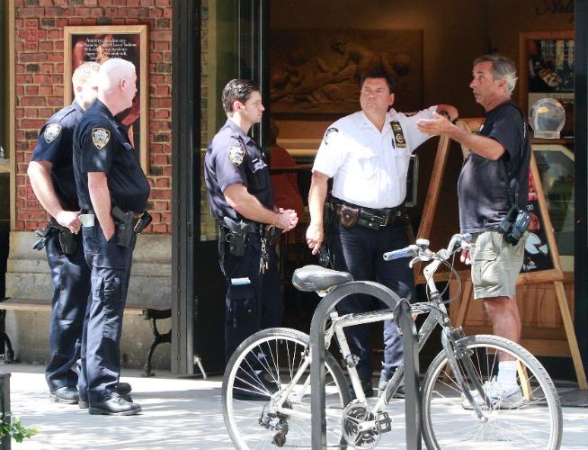 27.ago.2013 - Fotógrafo conta para a polícia a sua versão da briga que teve com o ator Alec Baldwin em rua de Nova York. O paparazzo foi imobilizado pelo ator durante a confusão