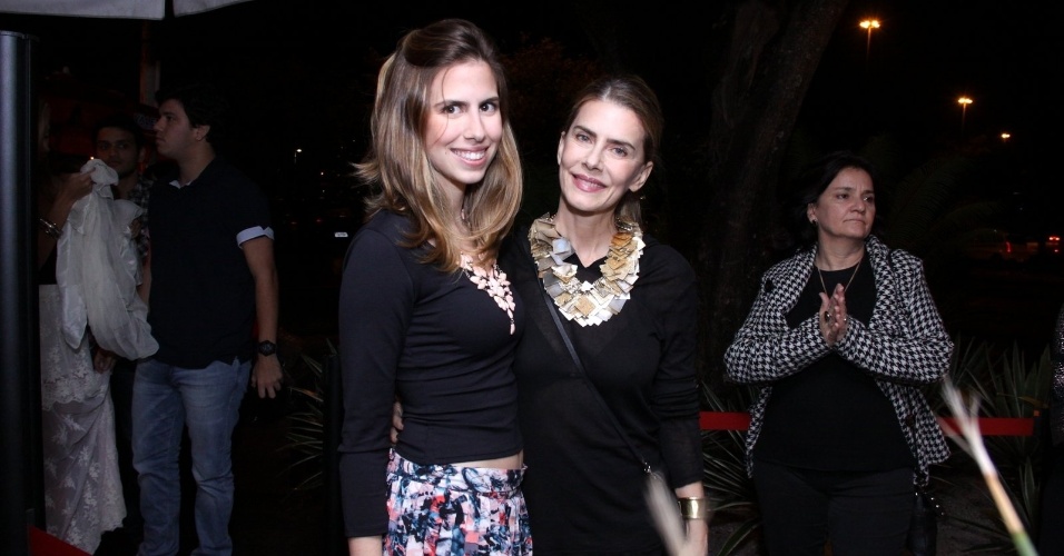 27.ago.2013 - Maitê Proença com sua filha Maria na festa de um ano do canal de humor Porta dos Fundos, em boate na Lagoa, Rio de Janeiro