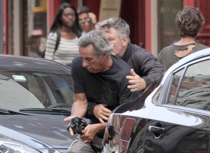 27.ago.2013 - Nervoso com um paparazzo que o seguida enquanto passeava com a mulher, o ator Alec Baldwin decidiu partir para cima do fotógrafo no meio de uma rua em Nova York