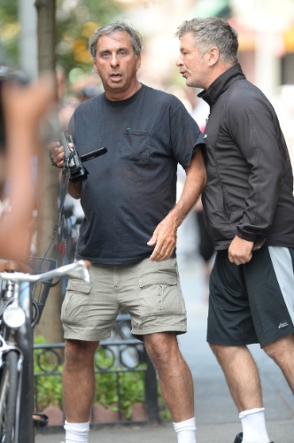 27.ago.2013 - O ator Alec Baldwin não gostou de ser fotografado enquanto passeava com a mulher, Hilaria Baldwin, e decidiu discutir com um paparazzo em rua de Nova York