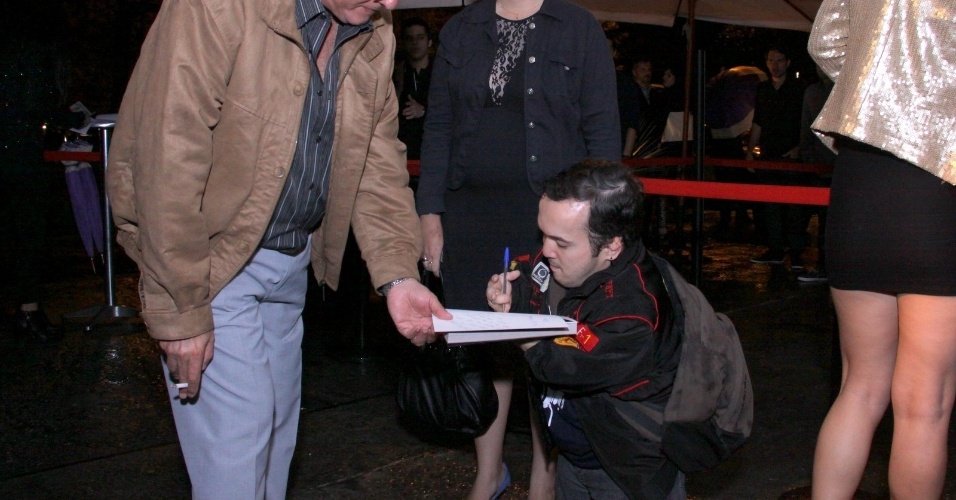 27.ago.2013 - O humorista Gigante Léo assina autógrafos na festa de um ano do canal de humor Porta dos Fundos, em boate na Lagoa, Rio de Janeiro