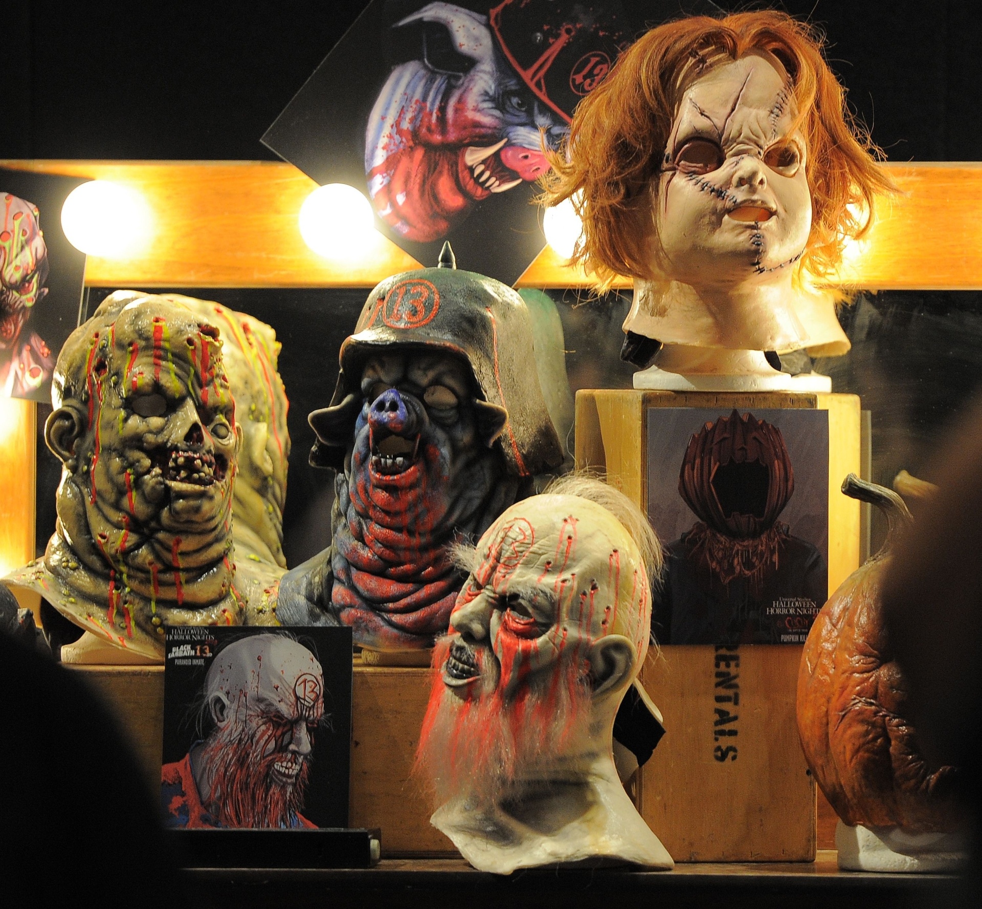 27.ago.2013 - Além da maquiagem, máscaras também desempenham papel importante no evento - Joe Klamar/AFP