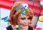 Atriz italiana surge com gaiola na cabeça durante Festival de Veneza - Andreas Rentz / Getty Images