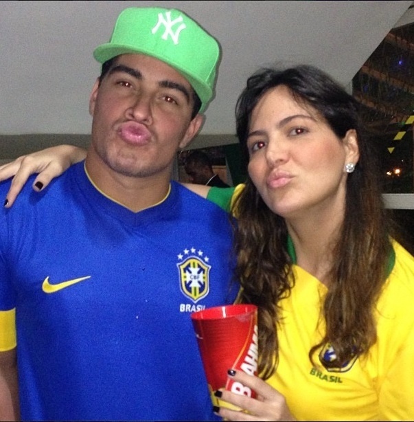 28.ago.2013 - Carol faz biquinho com o amigo Thiago Martins
