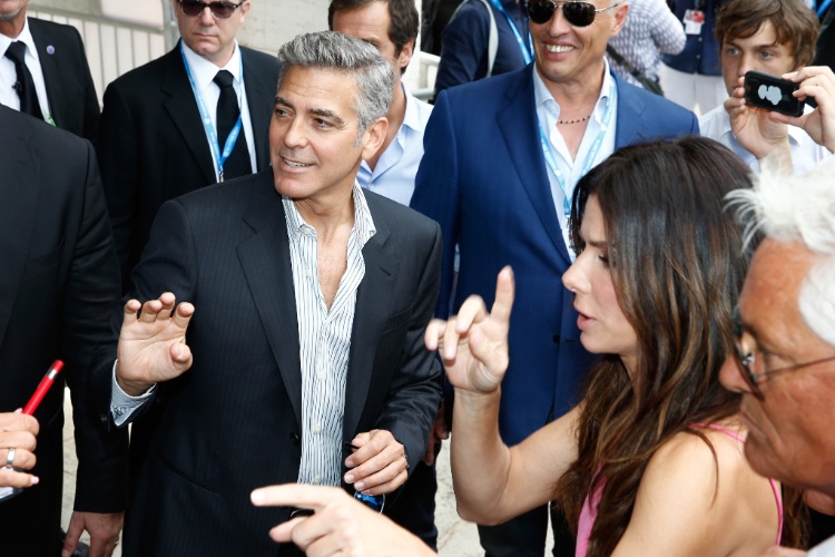 28.ago.2013 - George Clooney e Sandra Bullock atendem fãs no Palazzo del Casino, em Veneza. Os dois atuam no filme "Gravity", que vai abrir a 70ª edição do festival de cinema