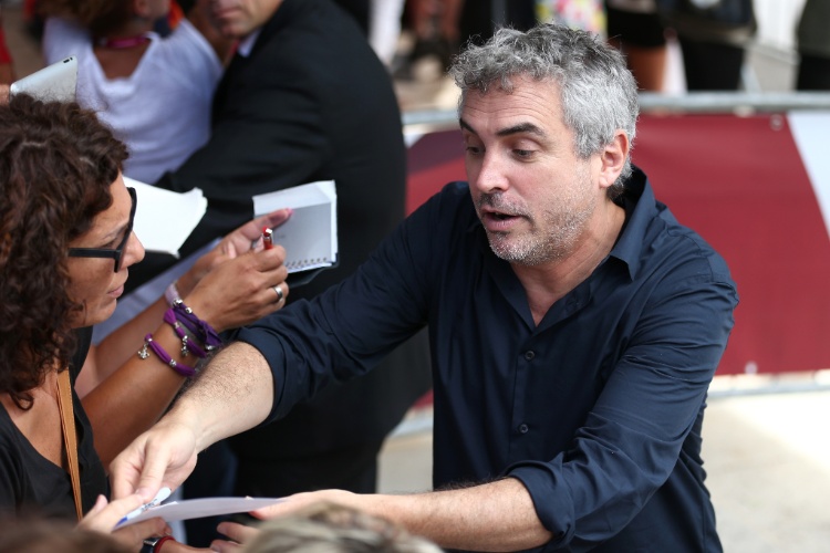 28.ago.2013 - O diretor Alfonso Cuarón, de "Gravidade", atende fãs em Veneza. O filme vai abrir a 70ª edição do festival de cinema