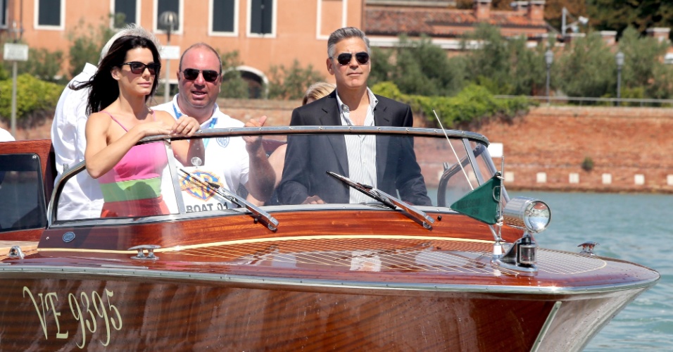 28.ago.2013 - Sandra Bullock e George Clooney chegam para a sessão de fotos no Festival de Veneza. Os atores estão divulgando o filme "Gravity"