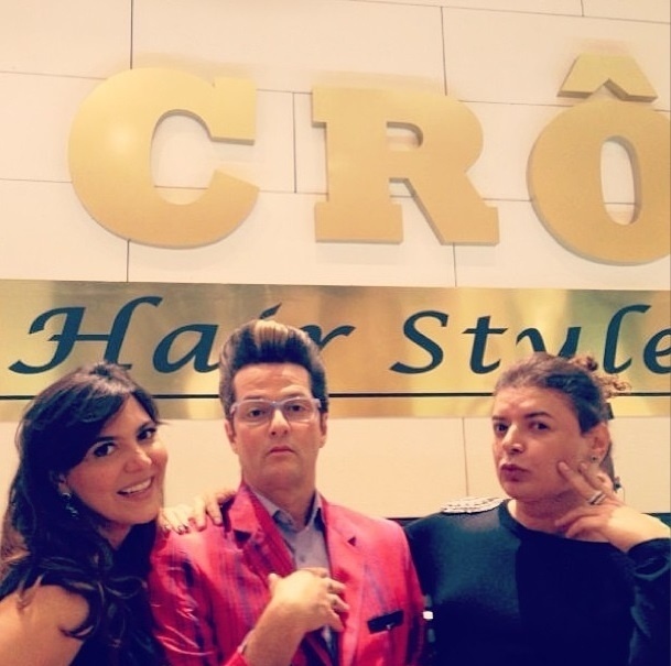 28.ago.2013- Carol Sampaio, Marcelo Serrado e David Brazil nos bastidores de "Super Crô"
