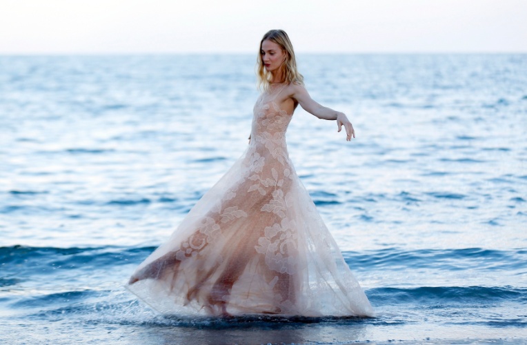 27.ago.2013 - A atriz e modelo italiana Eva Riccobono posa para fotos em praia de Veneza. Ela vai participar da cerimônia de abertura e de encerramento do festival de cinema