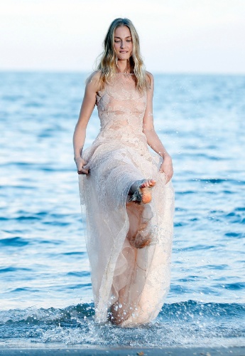 27.ago.2013 - A atriz e modelo italiana Eva Riccobono posa para fotos em praia de Veneza. Ela vai participar da cerimônia de abertura e de encerramento do festival de cinema