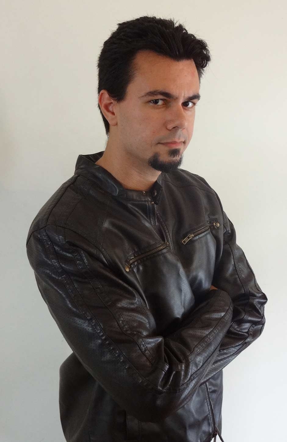 AFFONSO SOLANO - O ilustrador Affonso Solano é um dos criadores do "Matando Robôs Gigantes", um dos mais populares podcasts nerds da internet brasileira. Ele estreia na literatura com "O Espadachim de Carvão" (Casa da Palavra), sobre um guerreiro filhos de um deus de uma terra fantástica. ONDE E QUANDO: 7 de setembro (sábado) à partir das 13h ele estará autografando no estande da Casa da Palavra e às 17h participa de um bate-papo no estande Submarino - Divulgação