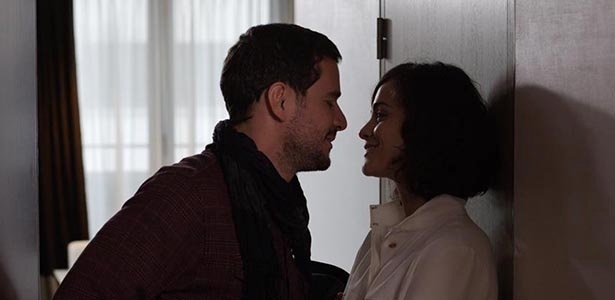 Daniel Oliveira e Alice Braga em cena da série "Latitudes"