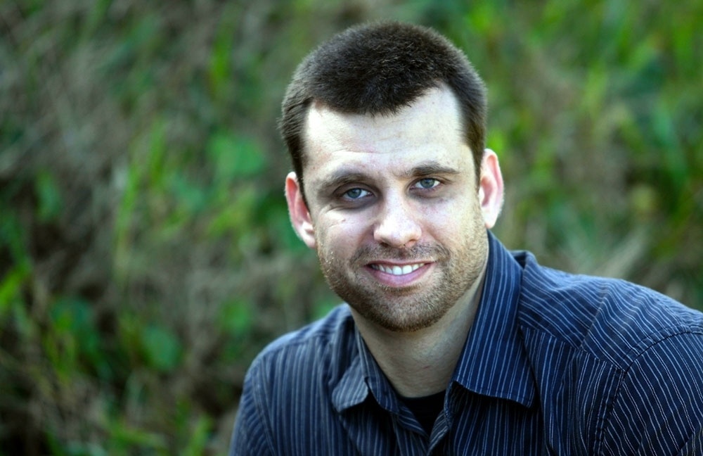 EDUARDO SPOHR - Um dos maiores sucessos da recente literatura fantástica nacional, autor de "A Batalha do Apocalipse" (Verus), livro que se tornou best seller vendido de forma independente pela internet antes de ser relançado pela editora Verus. ONDE E QUANDO: 7 de setembro (sábado) às 16h30 no auditório Rachel de Queiroz, onde falará sobre o tema "Guia prático para entender os nerds" - Paula Johas/Divulgação