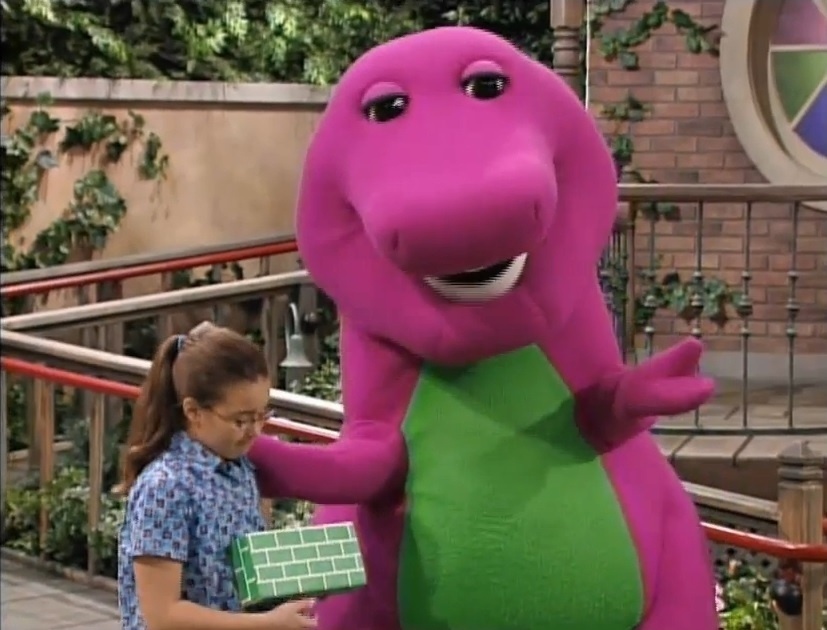 Foi no programa "Barney e Seus Amigos", ao lado do famoso dinossauro roxo, que Demi Lovato começou a ficar famosa no mundo do entretenimento, em 2002. Aos 10 anos, a garota tinha entre seus colegas mirins de elenco Selena Gomez, de quem se tornaria grande amiga com o passar do anos - Reprodução