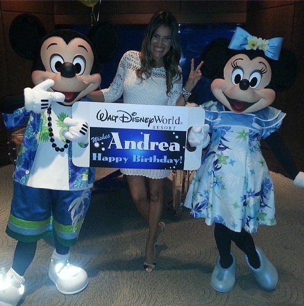 29.ago.2013- Andrea festejando na Disney ao lado de Mickey e Minnie